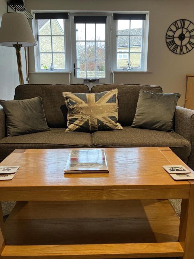 Well Cottage: A Cotswold Cottage At The Heart Of The Village Of Crudwell Eksteriør billede